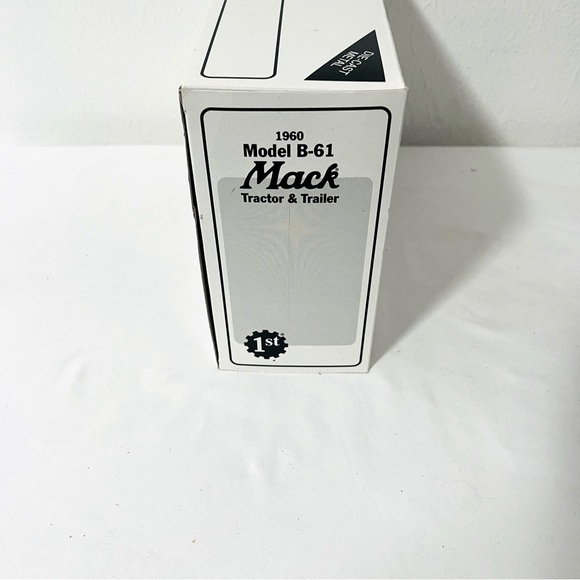 Vintage 1960 Mack Tractor & Trailer Model B-61 Red and White NIB Die Cast Metal - Picture 4 of 6